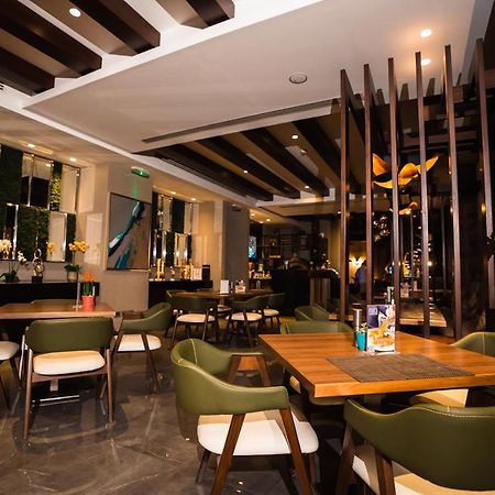 The Compass Hotel Аман Екстериор снимка