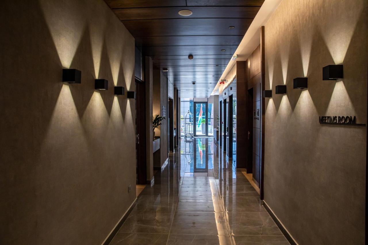 The Compass Hotel Аман Екстериор снимка