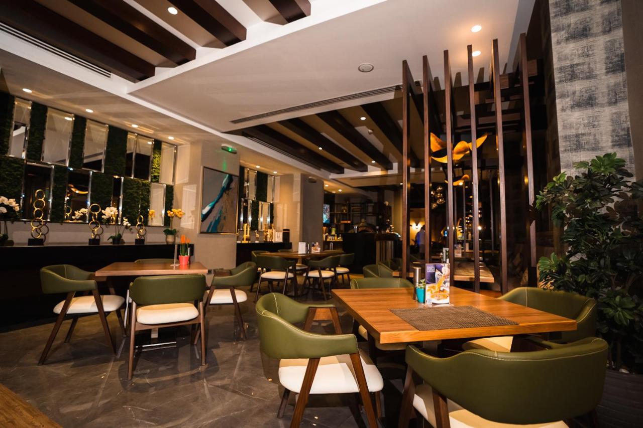 The Compass Hotel Аман Екстериор снимка