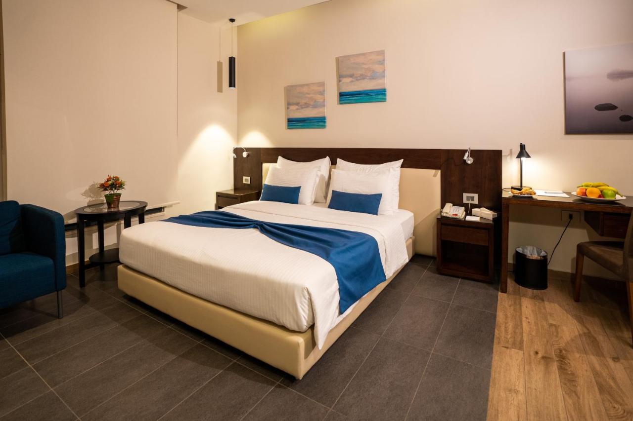 The Compass Hotel Аман Екстериор снимка