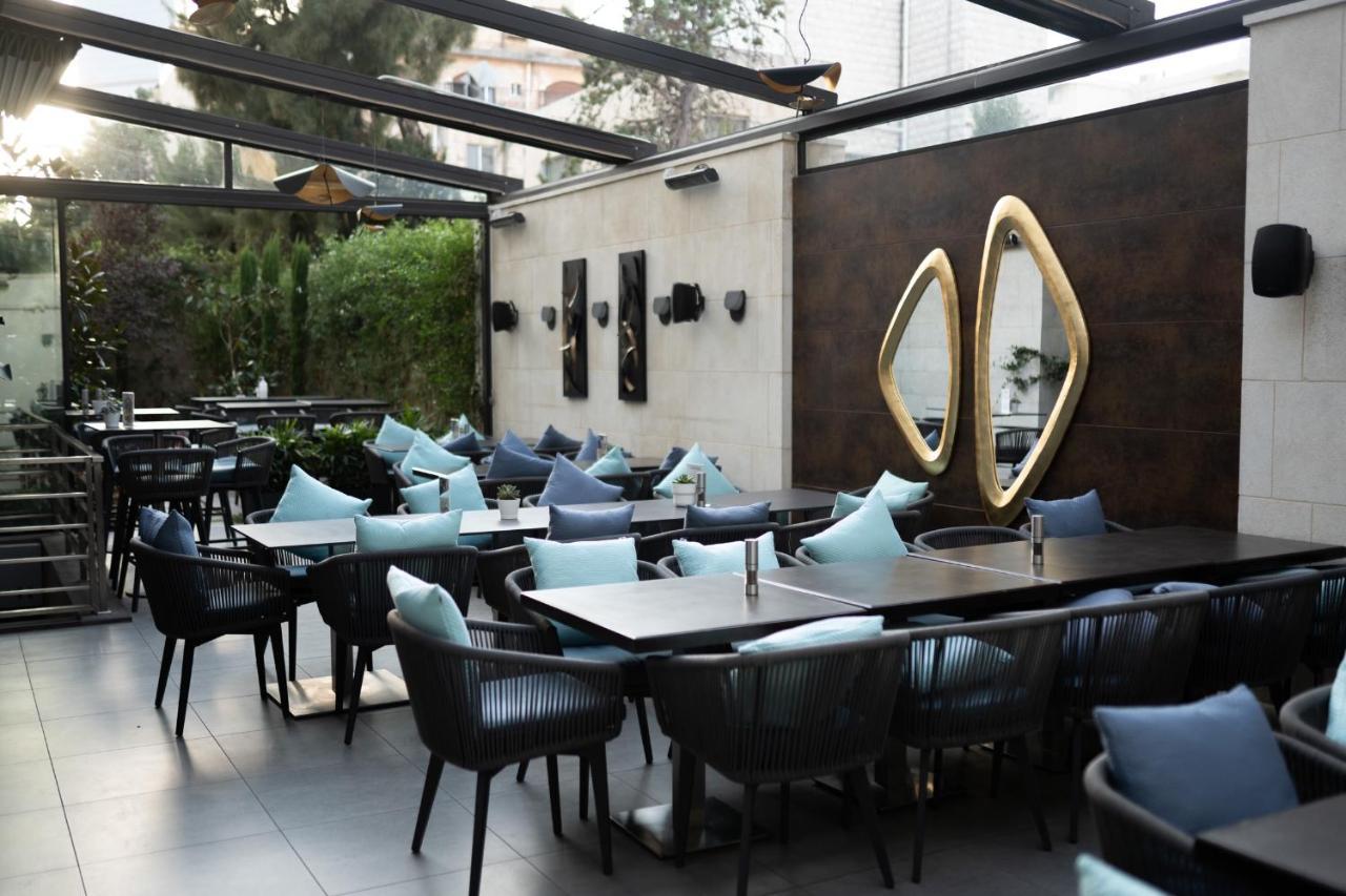 The Compass Hotel Аман Екстериор снимка