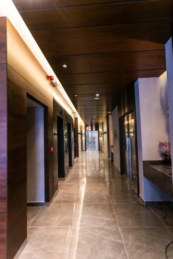 The Compass Hotel Аман Екстериор снимка