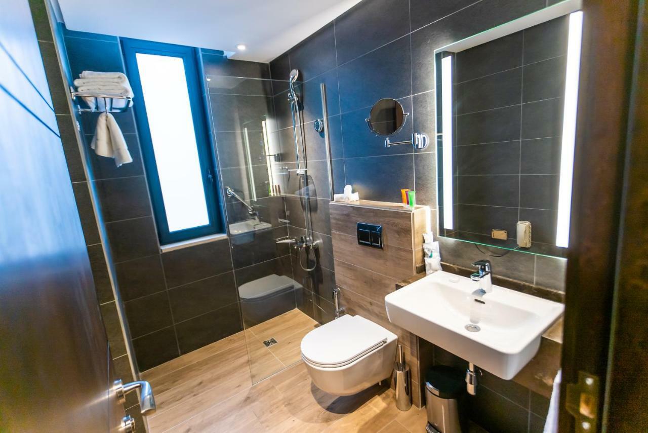 The Compass Hotel Аман Екстериор снимка