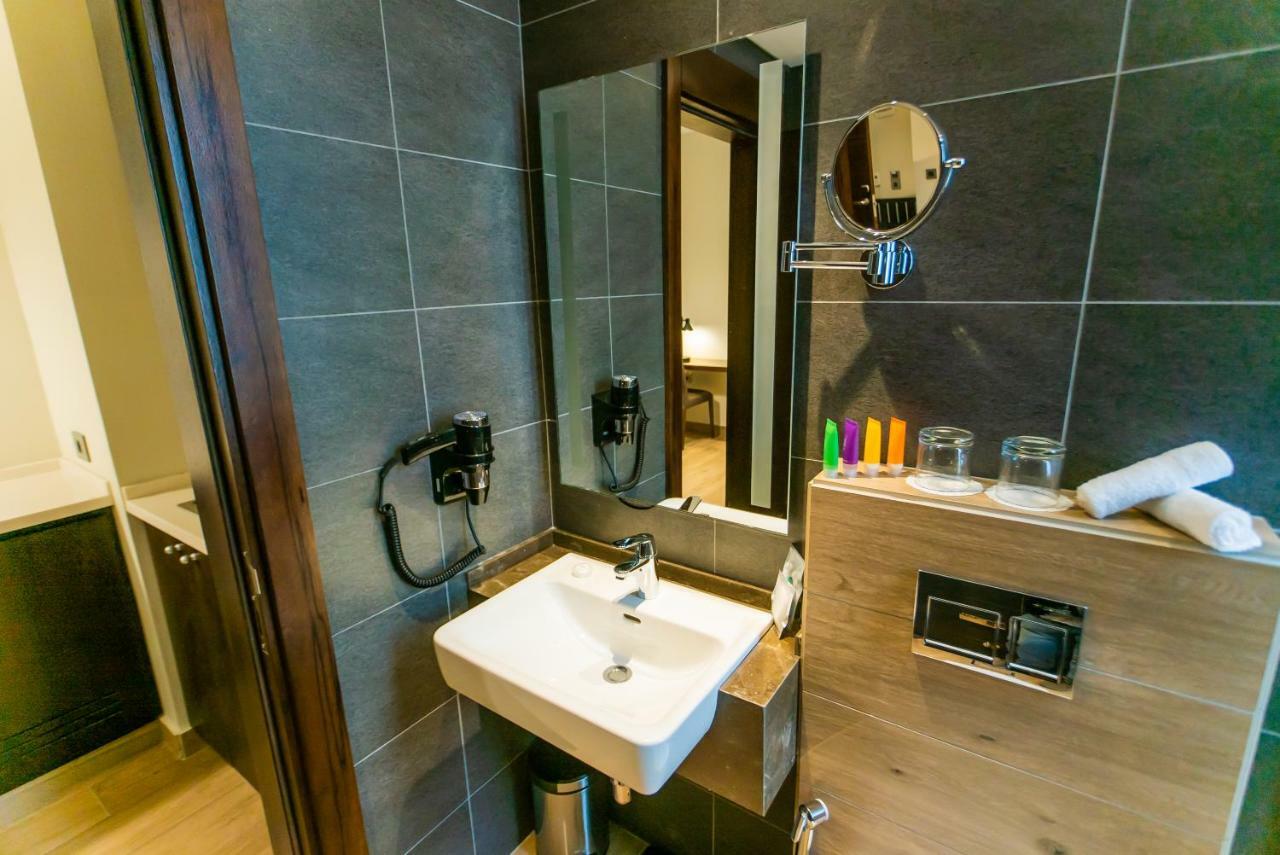 The Compass Hotel Аман Екстериор снимка