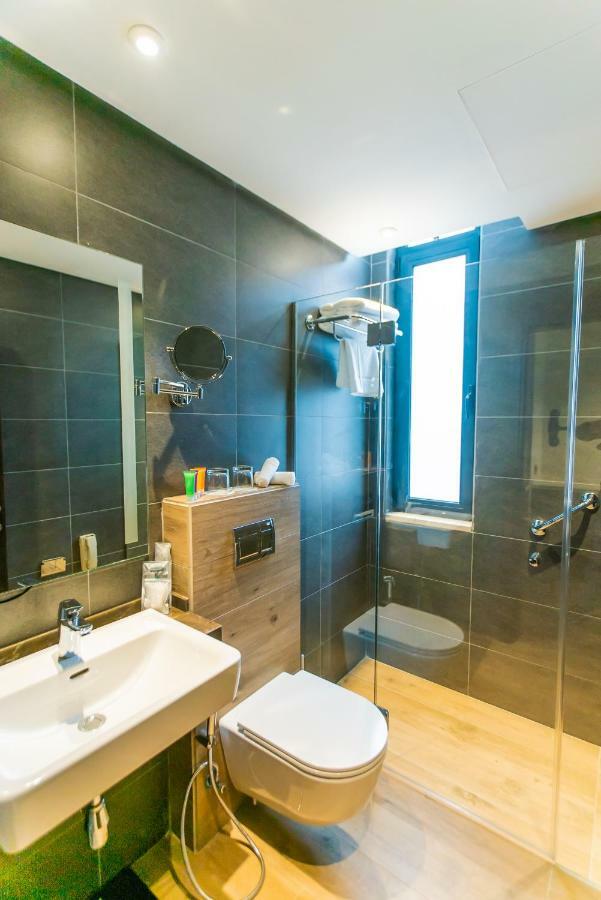The Compass Hotel Аман Екстериор снимка