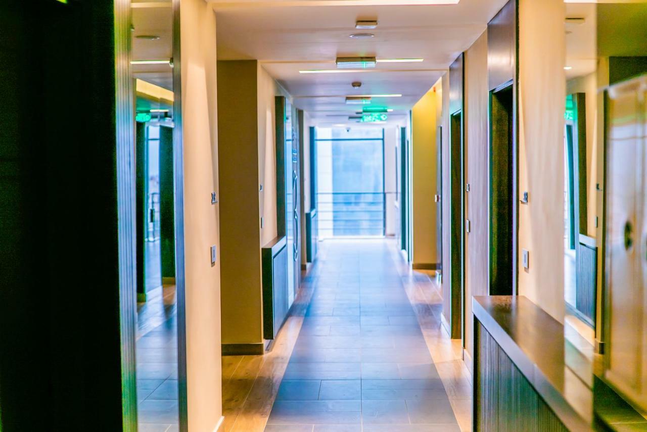 The Compass Hotel Аман Екстериор снимка