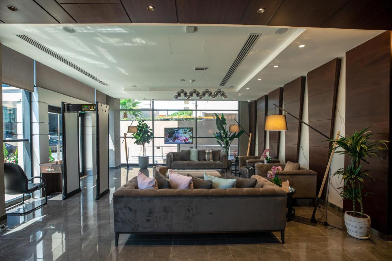 The Compass Hotel Аман Екстериор снимка