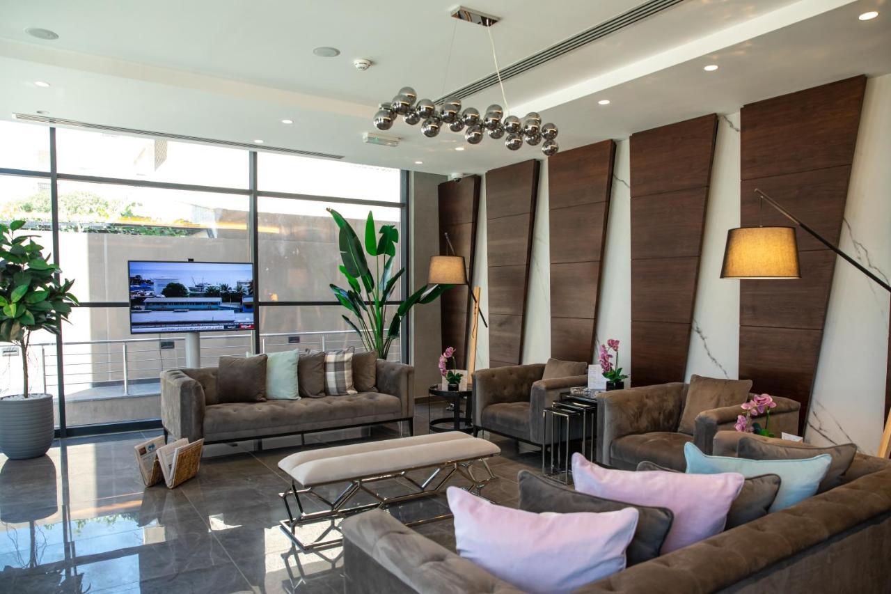 The Compass Hotel Аман Екстериор снимка