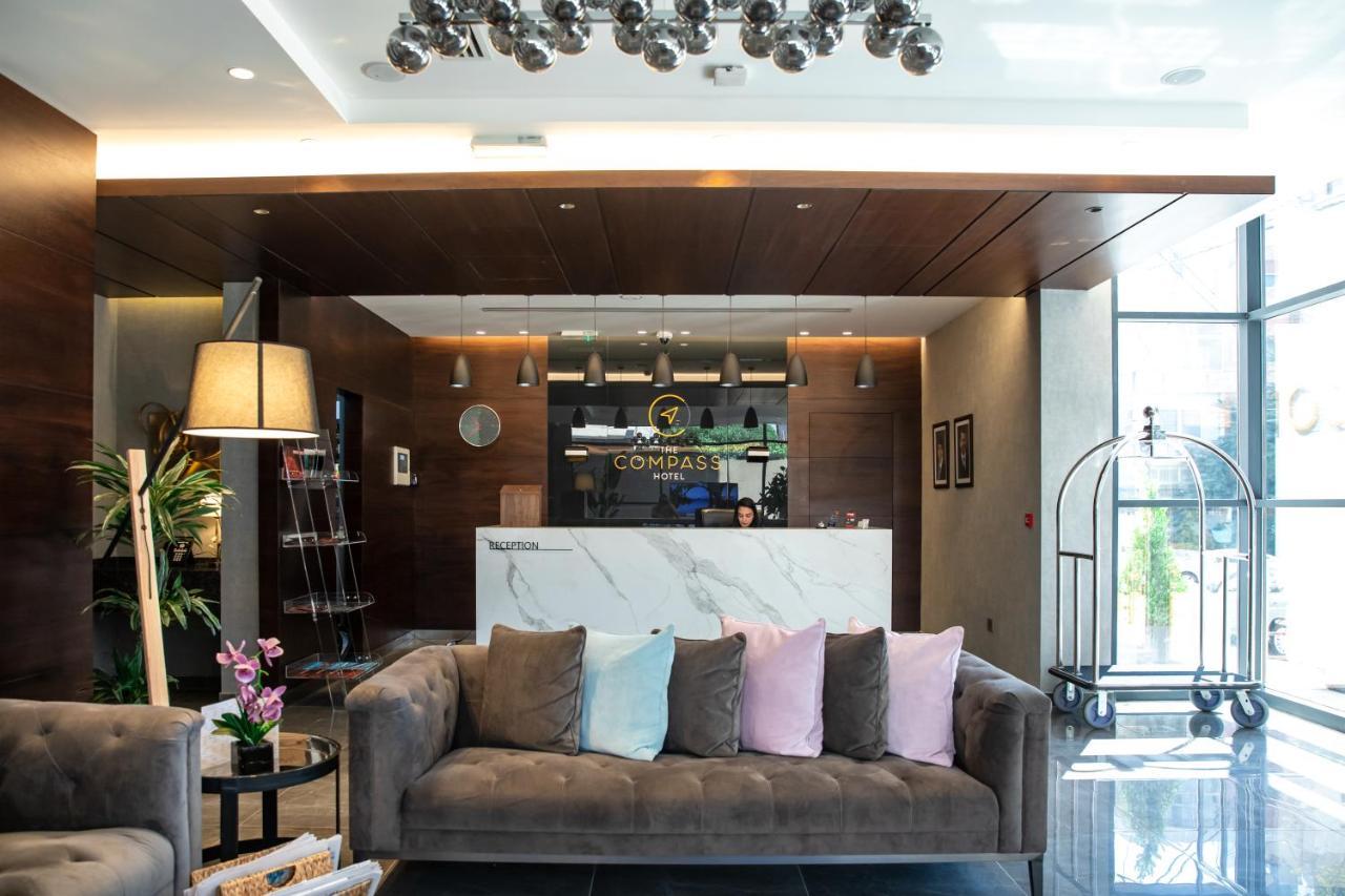 The Compass Hotel Аман Екстериор снимка