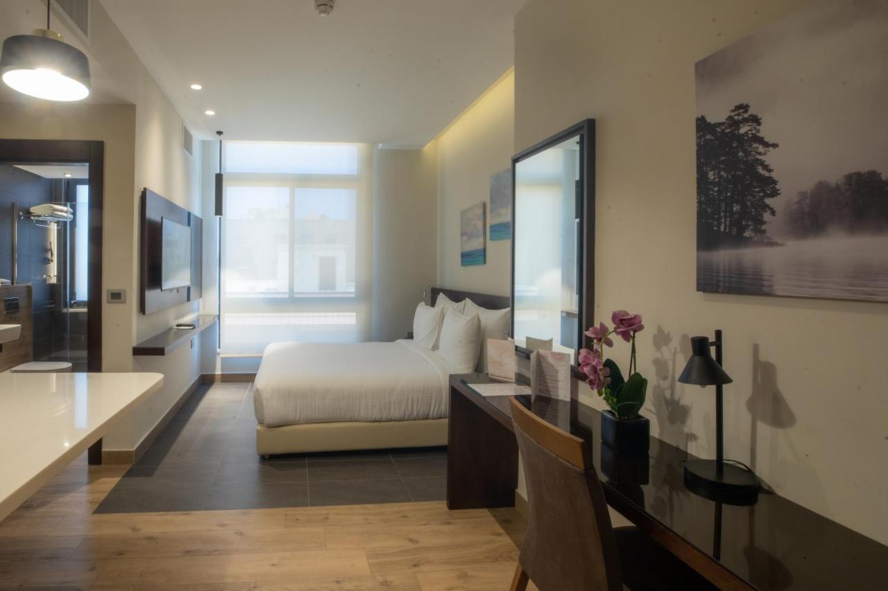 The Compass Hotel Аман Екстериор снимка