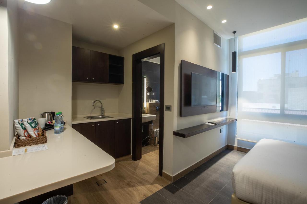 The Compass Hotel Аман Екстериор снимка