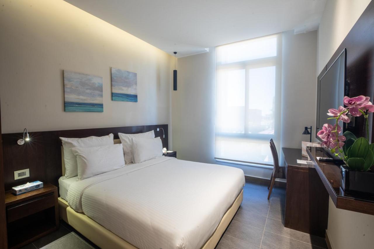 The Compass Hotel Аман Екстериор снимка