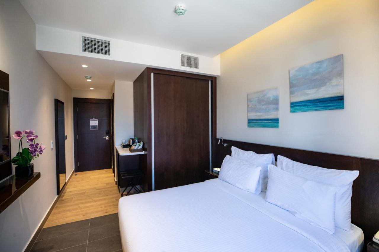 The Compass Hotel Аман Екстериор снимка